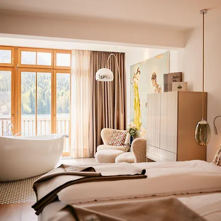 Tauroa Seehotel فندق غروندلسي